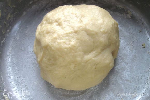 Вымесить тесто, добавить размягченное сливочное масло, добавить оставшуюся муку ( 130 г). Хорошо вымесить тесто, чтобы отставало от рук. Закрыть кастрюлю с тестом полотенцем, дать постоять 1 час.