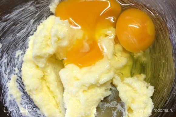 В отдельной миске растереть масло, сахар, яйца, добавить 1 ст. л. лимонного сока.