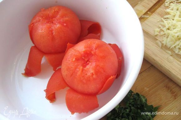 Сделать томатный соус. На помидорах сделать крестообразные насечки в том месте, где плодоножка. Поместить в кипяток на 1 – 2 минуты, снять кожицу.