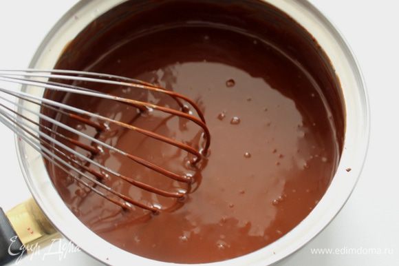 В сотейнике довести до кипения сливки, снять с огня и добавить шоколад. Перемешать венчиком до полного растворения шоколада и получения глянцевой густой массы. Оставить остывать.