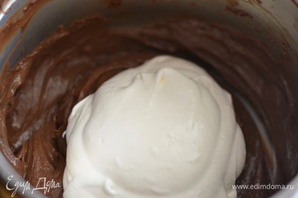 Достаем наш шоколадный крем из холодильника. Взбиваем сливки с 2-мя столовыми ложками сахара (на любителя,можно и без) до пик, воздушных и не плотных. Добавить несколько ложек сливок в шоколадный крем,перемешать венчиком.