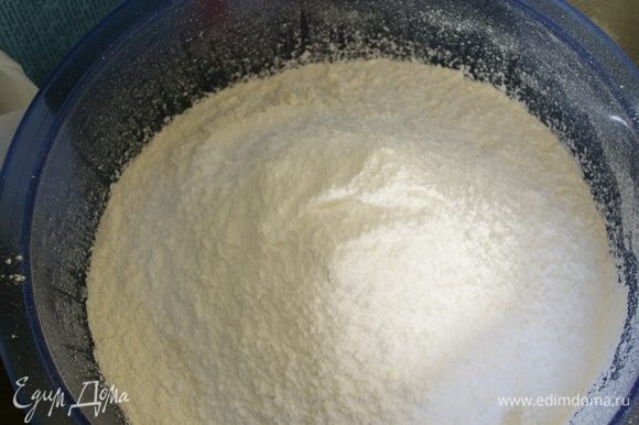 Просейте вместе муку, разрыхлитель и сахарную пудру (оставьте 2 ст.л. пудры для присыпки пирога).