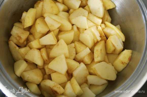 Положите яблоки в кастрюлю. Добавьте яблочный сок и специи. Накройте крышкой и тушите 10 минут на несильном огне.