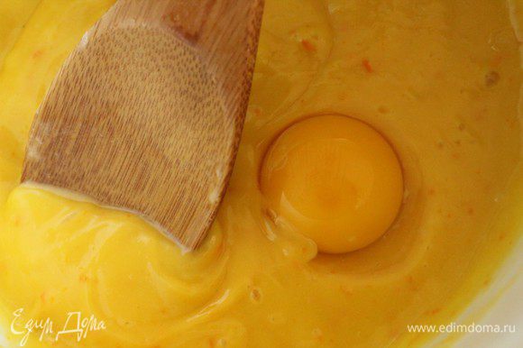 Яйца разделить на белки и желтки. Белки взбить с щепоткой соли в густую пену. Желтки по одному ввести в тесто.