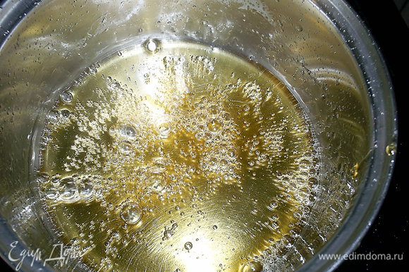 Увариваем карамель до температуры 160°C. Карамель станет насыщенного золотистого цвета. Пузырьки лопаются медленно и их становится гораздо меньше на поверхности.