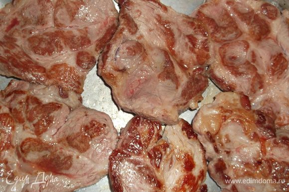 Мясо, нарезанное на порционные кусочки (отбивать не надо) обжариваем с двух сторон, чтобы сок остался внутри и складываем в смазанную маслом форму.