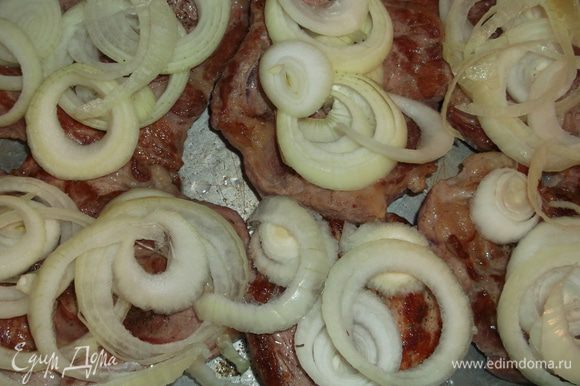 Мясо немного солим (не забывайте соус солёный), перчим, выкладываем лук, порезанный тонкими кольцами (можно пофантазировать добавить порезанное яблочко или ананас).