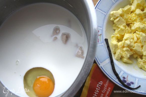 К молоку добавьте яйцо, соль, сахар, семена ванили и муку. Затем сливочное масло.