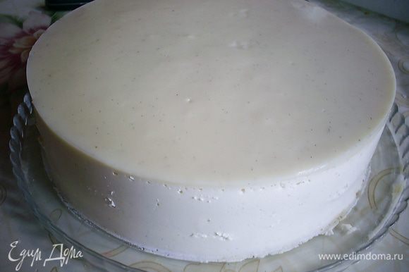 Выливаем охлажденную глазурь на слой застывшего крема «Шантильи». Отправляем торт в холодильник, пока глазурь не застынет. Она дает потрясающе красивую зеркальную, идеально гладкую поверхность торту. Когда глазурь полностью застынет, освобождаем торт от кольца.