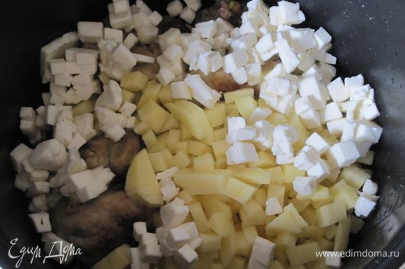 Выложить очищенный , нарезанный кубиками картофель и нарезанные плавленные сырки.