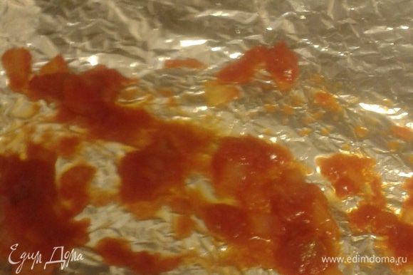 На дно жаропрочной формы выкладываем немного томатного соуса и закрываем одной третьей лазаньи.