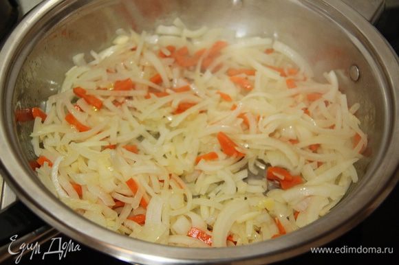Обжарить сельдерей, морковь и лук на кунжутном масле пару минут.