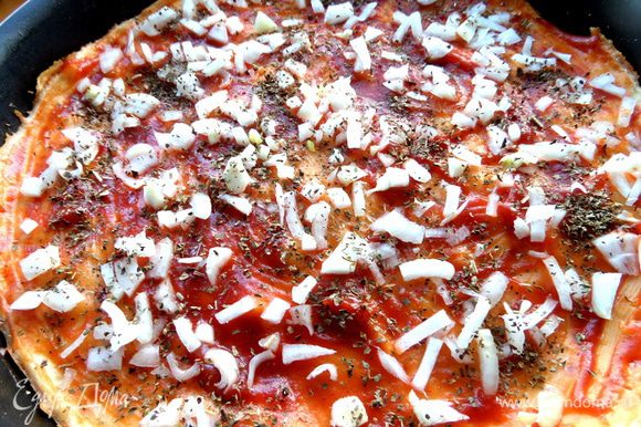 На лук базилик или приправы для пиццы.