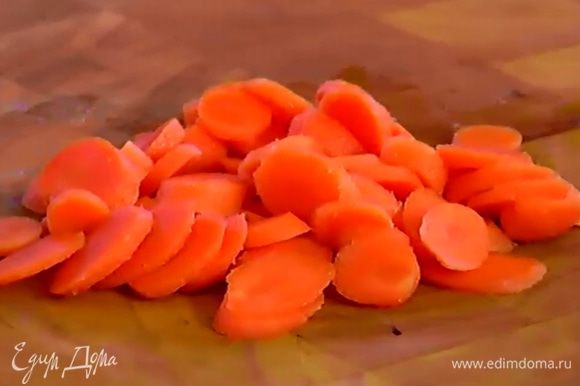 Морковь нарезать кружками.