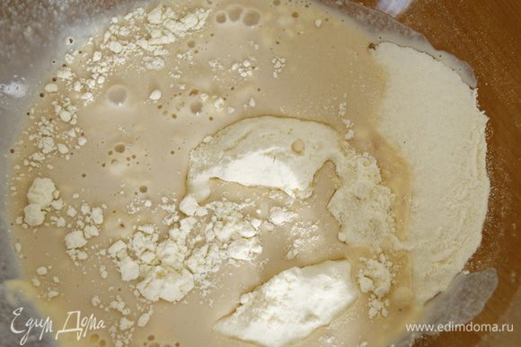 В миску просеять муку и влить в нее молоко с дрожжами.
