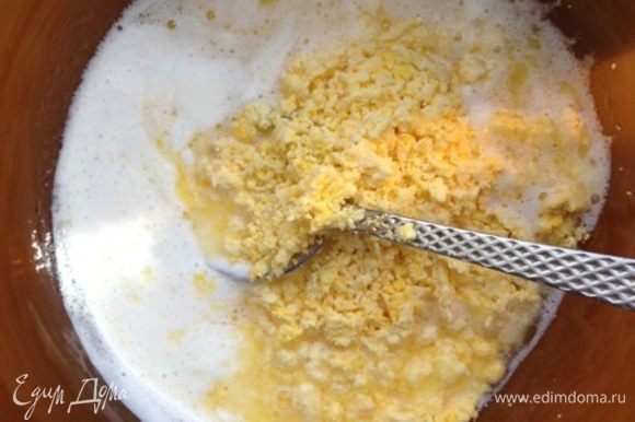 Соду размешать со сметаной, добавить размятые желтки и растопленное сливочное масло.