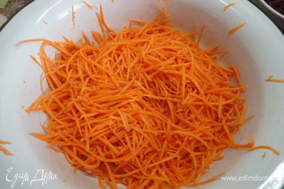 2. Морковь натереть на корейской терке, посыпать половиной соли, перемешать. Отставит.