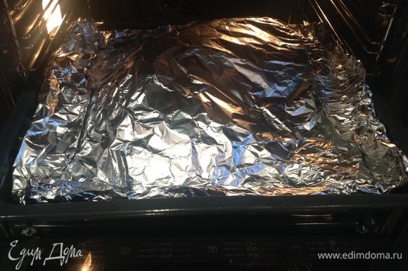 Сверху накрыть фольгой и готовить при 160 градусах 40 минут.