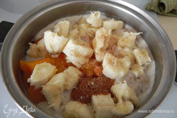 Затем в готовую кашу добавьте запеченную тыкву, банан, щепотку соли, корицу и мед по желанию.