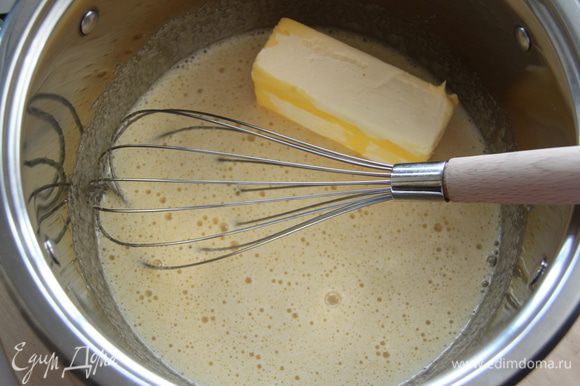 Соединить яйца, сахар, мёд и размягчённый маргарин. Смесь поставить на огонь. Постоянно помешивая, нагреть до растворения сахара.