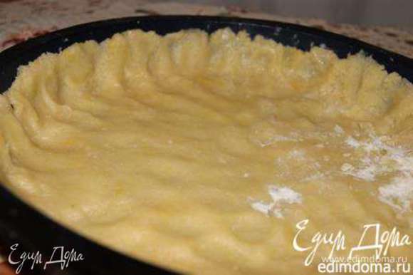 Приготовить песочное тесто. Масло растереть с сахаром и мукой, добавить яйцо, замесить тесто. Тесто выложить в форму, отправить в морозилку на 10 минут. Основу для пирога запечь в духовке при 180 гр. 20 минут.