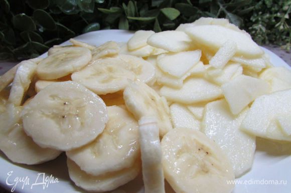 Яблоко и банан почистить, нарезать тонкими ломтиками и положить в лимонный сок, оставить на 5 минут.