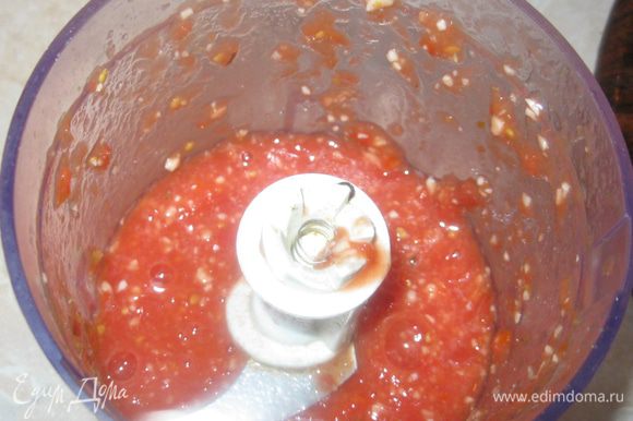 Четыре помидора в собственном соку и три зубчика чеснока размолол в блендере и выложил в сковородку.