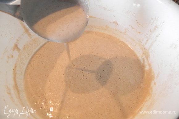 За полчаса до начала жарки добавьте очень горячую воду (примерно ½ стакана), чтобы получилось тесто, напоминающее по консистенции жидкую сметану. Влейте масло.