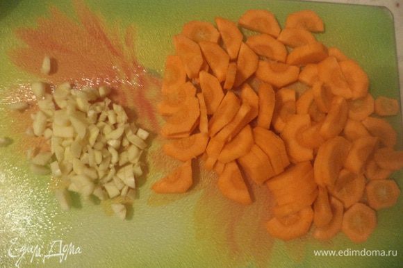 Морковь очистить и нарезать тонкими полукружиями. Очищенный чеснок порубить. Бекон нарезать кубиками.