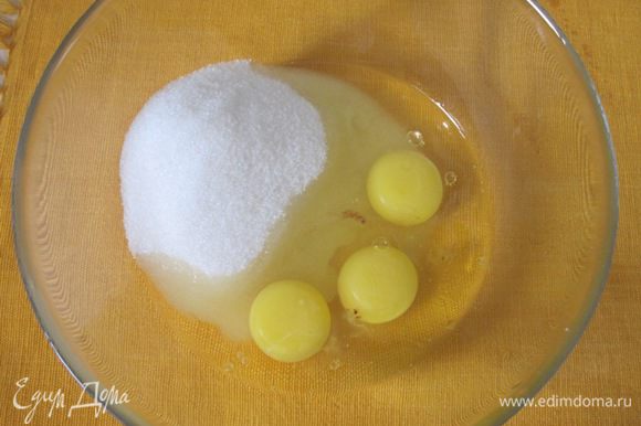 300 грамм сахара и яйца разбить в миску.