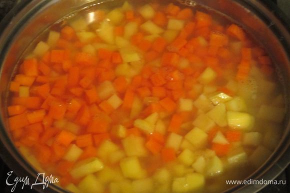 Картофель и морковь нарезать кубиками и отварить в кипящей подсоленной воде 15 минут. Откинуть на дуршлаг.