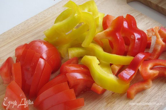 Болгарские перцы и помидоры нарезать четвертинками колец.