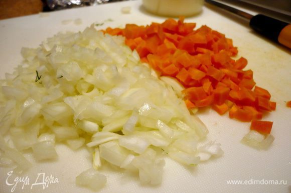 Лук и морковь очистить и порезать мелко, обжарить на оливковом масле.