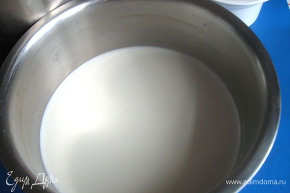 Дрожжи растворить в чуть теплом молоке.