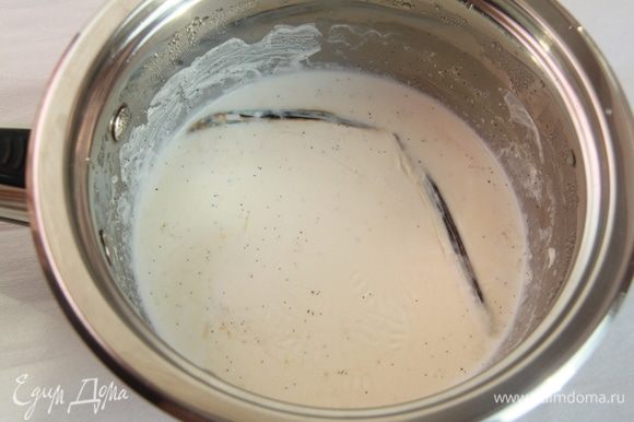 Крем-брюле. В кастрюлю налить молоко, сливки, положить стручок ванили вместе с семенами и довести до кипения. Накрыть крышкой и оставить час настаиваться.