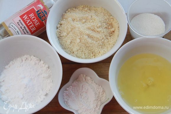 Бисквит "Дакуаз". Разогреть духовку до 180*С. Просеять миндальную муку, сахарную пудру и пшеничную муку. Приготовить остальные ингредиенты для бисквита.