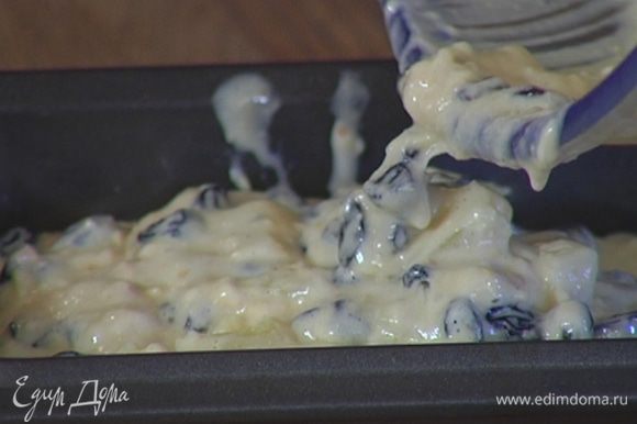 Форму для кекса смазать оливковым маслом, выложить тесто, разровнять его и выпекать в разогретой духовке 25–30 минут.
