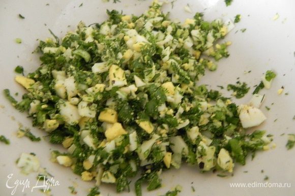 Для начинки смешайте мелко рубленную зелень с двумя нарезанными вареными яйцами, солью и перцем.