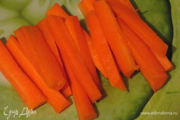 Морковь (2 шт.) нарезать брусочками.