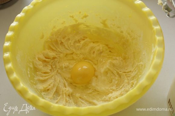 Миндальный крем: Взбиваем сливочное масло с сахаром до кремового состояния. Добавляем ванилин. Затем яйца по одному, продолжая взбивать.