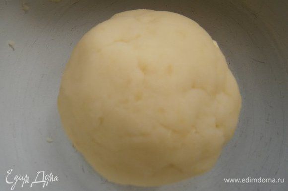 2 крупные картофелины очистить и отварить до готовности. Слить воду и размять картофель в пюре. Руками скатать в комочек и оставить остывать.