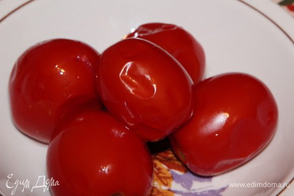 Берем консервированные помидоры и очищаем их от кожицы. В рецепте помидор 4 штуки. Но я в этот раз взяла 5 штучек, потому что они мелкие.