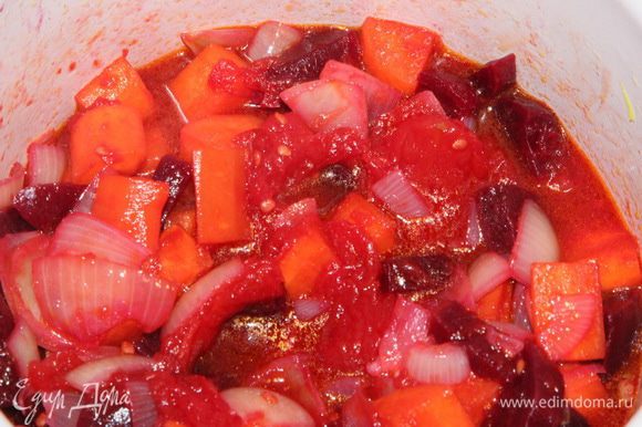Отправляем помидорки к остальным овощам, перемешиваем и проготавливаем еще 5 минут.