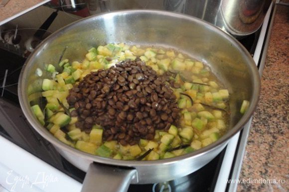 На оливковом масле обжарить чеснок, тимьян и кабачки в течение 3 минут и добавить чечевицу.