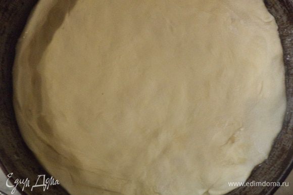 Размороженное слоёное тесто раскатать, выстелить им форму, смазанную маслом, сделав высокие бортики.