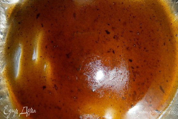 Для соуса соединить в сотейнике свежевыжатый яблочный сок, кофе, соевый соус, добавить 1 ст. л. жира, оставшегося от запекания рёбрышек. Поставить на небольшой огонь и, помешивая, уварить до загустения. Дать остыть.