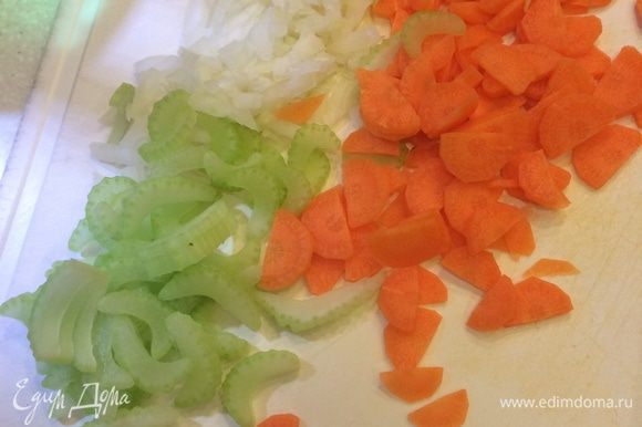 Нарезать мелко лук. Морковку разрезать вдоль и нашинковать тонкими полукольцами. Стебель сельдерея тоже-тонкими полукольцами.