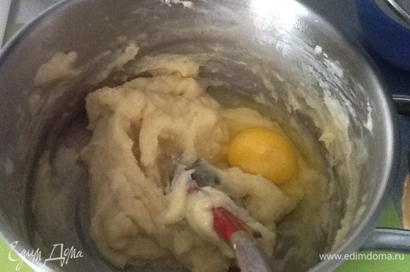 Как только масло растает и вода закипит добавляем муку и сразу снимаем с огня. Взбиваем тесто деревянной ложкой, добавляем ванильный экстракт, затем желток, далее по одному яйца. Перемешиваем тесто до гладкости.