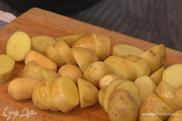 Картофель хорошо промыть, большие клубни нарезать крупными кусочками, маленькие оставить целиком.