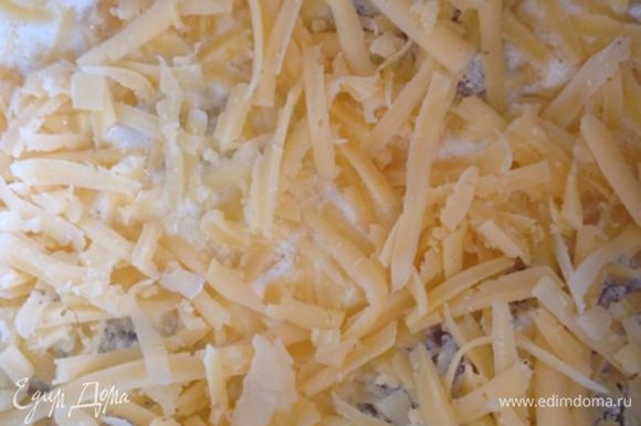Посыпаем натертым на крупной терке сыром и ставим в разогретую духовку.